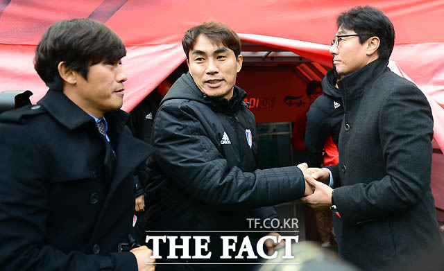 서울 황선홍 감독이 수원 서정원 감독과 김태영 코치와 악수를 나누며 선전을 다짐하고 있다.