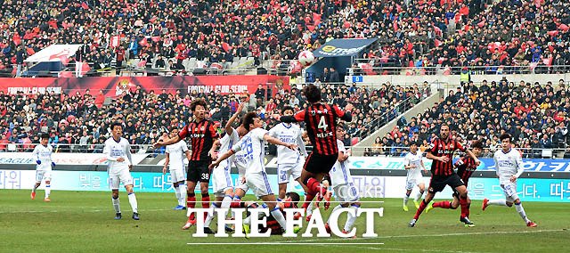 올 시즌  첫 슈퍼매치가 열린 서울월드컵경기장에 많은 축구팬들이 찾아 경기를 관전하고 있다.