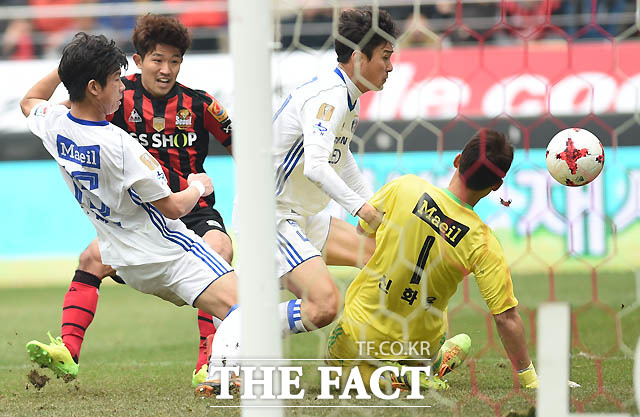 서울 이상호가 수원 문전에서 슛을 날렸으나 수비수 이정수의 몸에 맞고 굴절되고 있다.