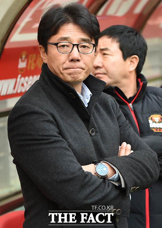 서울 황선홍 감독이 경기 전 그라운드를 바라보며 경기 시작을 기다리고 있다.