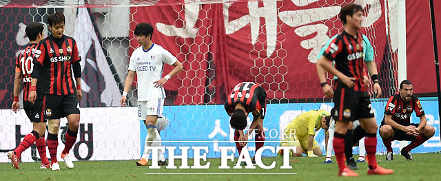 서울 선수들이 1-1로 무승부를 기록하자 아쉬워하고 있다.