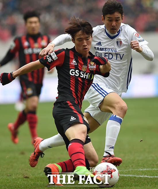 서울 김한길이 수원 이정수의 마크에 앞서 슛을 날리고 있다.