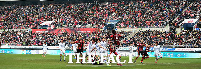 올 시즌  첫 슈퍼매치가 열린 서울월드컵경기장에 많은 축구팬들이 찾아 경기를 관전하고 있다.