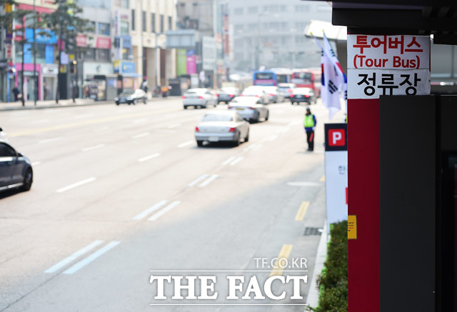 평소 요우커들의 관광버스 불법주차로 교통 체증이 심각했던 롯데 백화점 앞 도로가 한산한 모습을 보이고 있다.