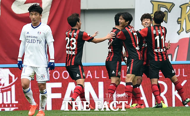 서울 이상호가 0-1로 리드를 당하던 후반 동점골을 터뜨린 뒤 동료들과 기뻐하고 있다.