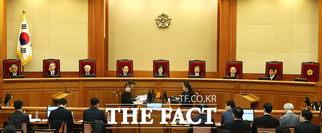 이 권한대행(가운데)이 지난달 22일 오전 서울 종로구 헌법재판소 대심판정에서 열린 박근혜 탄핵심판 16차 변론기일에서 발언을 하고 있다. /이덕인 기자