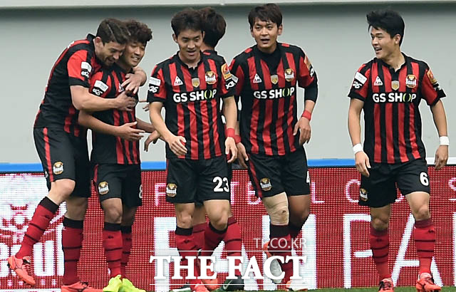 서울 이상호가 0-1로 리드를 당하던 후반 동점골을 터뜨리자 오스마르가 포옹을 해주고 있다.
