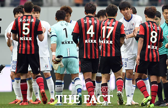 서울과 수원이 1-1로 승부를 가리지 못한 가운데  경기 종료 후  악수를 나누며 인사하고 있다.