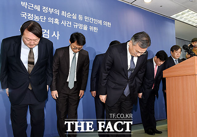 그동안 수고하셨습니다! 박영수 특별검사가 6일 오후 서울 대치동 특별검사사무실에서 박근혜 정부의 최순실 등 민간인에 의한 국정농단 의혹 사건 규명을 위한 수사결과 최종브리핑을 하고 있다.