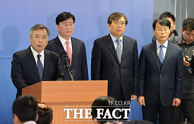 박영수 특별검사팀은 박근혜 전 대통령이 433억 원의 뇌물을 챙긴 것으로 판단했다. /문병희 기자