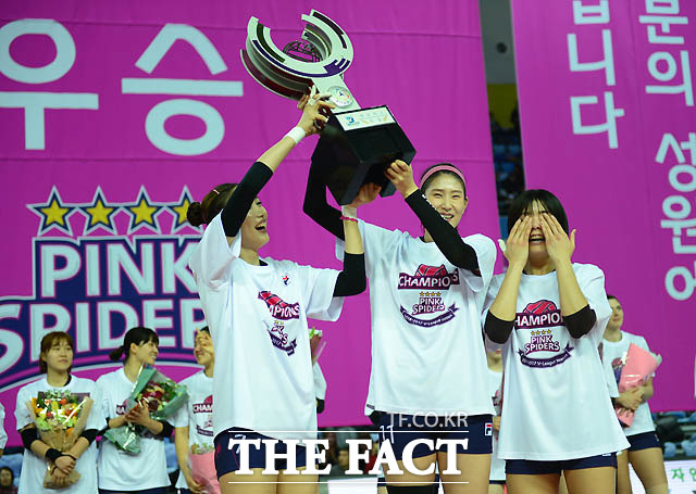 흥국생명이 2017 정규시즌 우승을 차지한 가운데 김나희, 김수지가 우승트로피를 높이드는 사이 이재영이 눈물을 흘리고 있다.