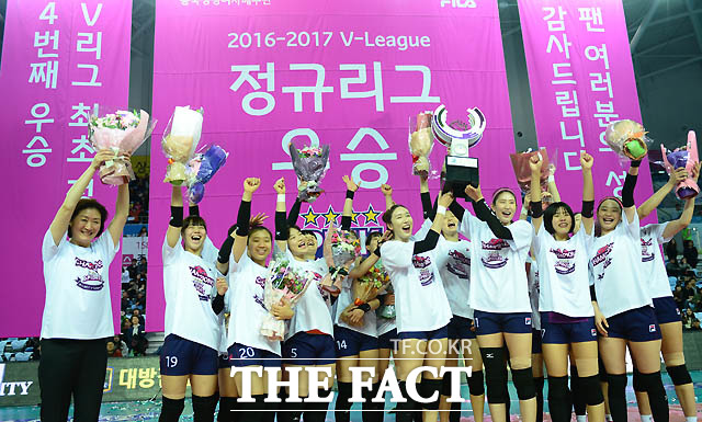 흥국생명이 2017 정규시즌 우승을 차지한 가운데 박미희 감독과 선수들이 기념촬영을 하며 기뻐하고 있다.