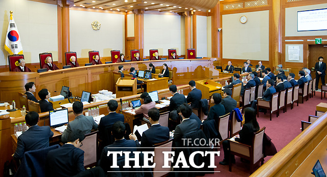 헌법재판소는 7일 오후 3시부터 4까지 평의를 진행했지만 재판관들 간 합의점을 찾지 못해  박근혜 대통령 탄핵심판 선고기일 공개를 연기했다. /사진공동취재단