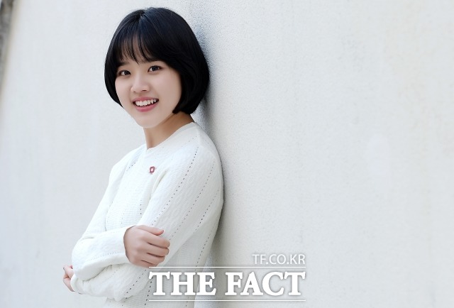 아역배우 김향기는 위안부 문제를 다룬 영화 눈길의 주인공을 맡았다. 인터뷰 당일, 김향기는 영화 제목에 맞춘듯 새하얀 원피스를 입고 나타났다. /남용희 기자