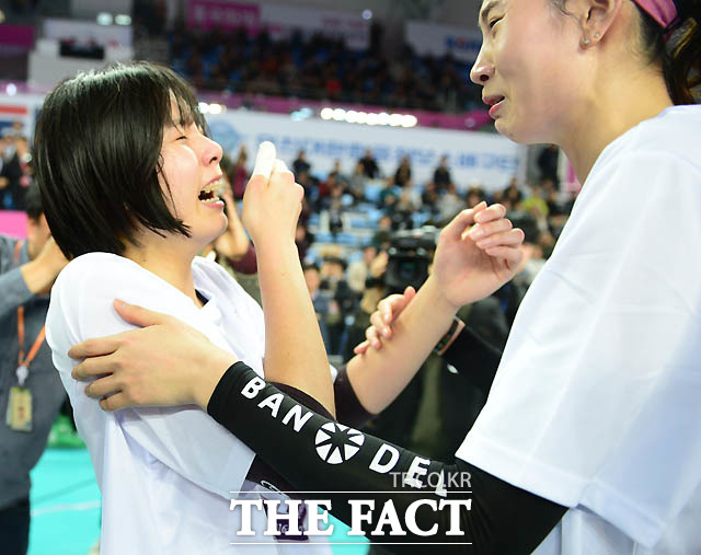 흥국생명이 2017 정규시즌 우승을 차지한 가운데 이재영과 김수지가 눈물을 흘리고 있다.