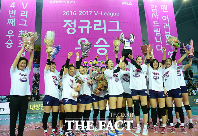 흥국생명이 2017 정규시즌 우승을 차지한 가운데 박미희 감독과 선수들이 기념촬영을 하며 기뻐하고 있다.