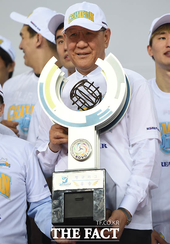 대한항공이 2016-2017 정규시즌 우승을 차지한 가운데 박기원 감독이 우승트로피를 들고 있다.