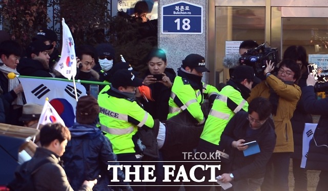 사진은 지난달 17일 헌재의 박근혜 대통령 탄핵심판 최종 변론 당시 일부 보수단체 회원들이 경찰에게 끌려나가는 모습. /이새롬 기자