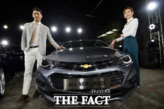 쉐보레가 자사 준중형 세단 올 뉴 크루즈의 출시 가격을 트림별로 최대 200만 원까지 인하한다고 8일 밝혔다. /더팩트 DB