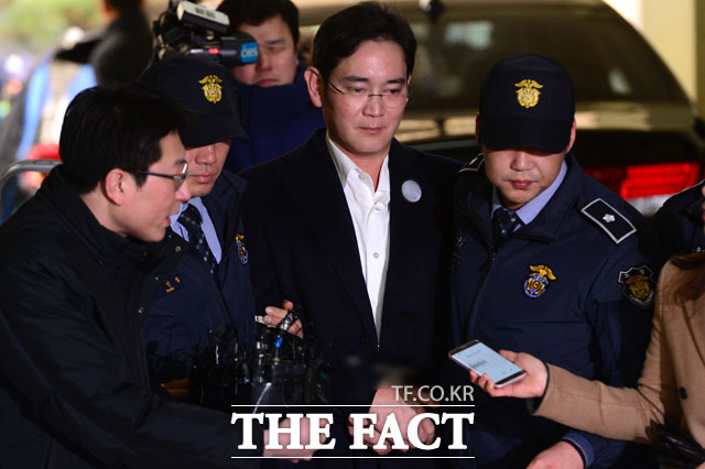 특검은 박근혜 전 대통령과 최순실 씨가 공모해 이재용 삼성전자 부회장 승계를 돕는 대가로 뇌물을 챙겼다고 판단했다. /더팩트DB