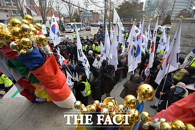 박근혜 대통령 탄핵을 반대하는 시민들이 헌법재판소 앞에서 태극기를 비롯해 세계 각국의 국기를 준비해 놓고 있다.