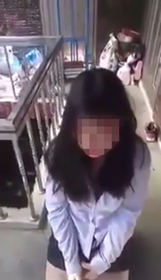 뒷담화를 한다는 이유로 후배 여중생을 무자비하게 폭행한 10대 학생들에 대해 경찰이 수사에 착수했다. /유튜브 캡처