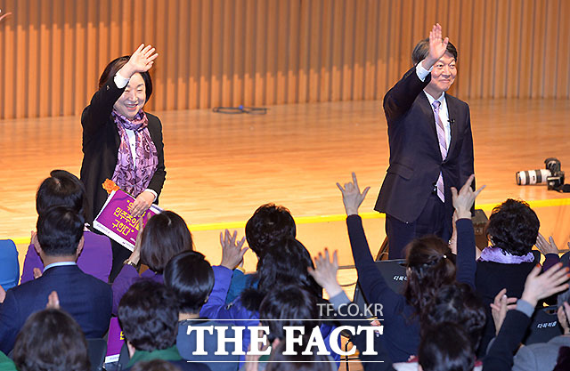 한국여성대회 참석자들에게 인사하는 야권 대권주자 심상정 정의당 대표(왼쪽)와 안철수 전 국민의당 공동대표.