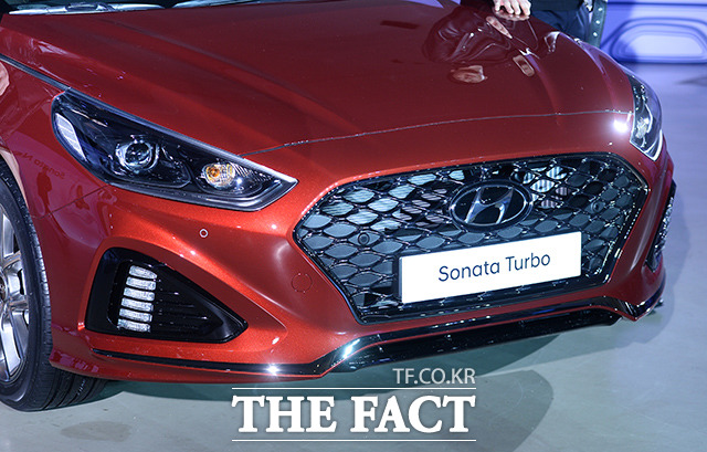 터보 전용 모델은 블랙 매쉬타입(그물형) 대형 캐스캐이딩 그릴과 블랙컬러 베젤로 장식된 LED 바이펑션 헤드램프와 에어커튼 연계형 세로타입 LED DRL 등을 적용해 시각적 차별화를 더했다.