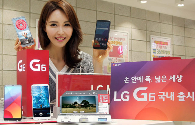 LG전자 모델이 ‘G6’ 출시 소식을 알리고 있다. /LG전자 제공