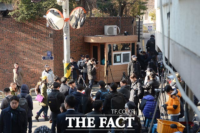 박 전 대통령을 취재하기 위해 모인 수많은 취재진