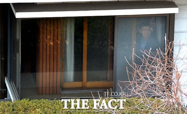 박근혜 전 대통령 삼성동 자택 2층에 경호원으로 보이는 사람이 창밖을 살피고 있다. /사진공동취재단