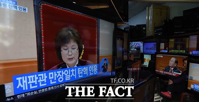 헌법재판소가 10일 오전 11시 재판관 8명 전원일치로 박근혜 대통령의 탄핵심판을 인용한 가운데 서울 황학동 벼룩시장 상인들이 TV중계를 관심있게 지켜보고 있다./최용민 기자