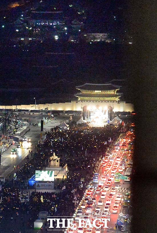 어둠속 청와대... 목소리 높이는 촛불 헌법재판소가 박근혜 대통령에 대한 탄핵 인용으로 대통령직 파면이 확정된 10일 저녁 광화문 광장에서는 탄핵 인용을 자축하는 촛불집회가 열리고 있다.