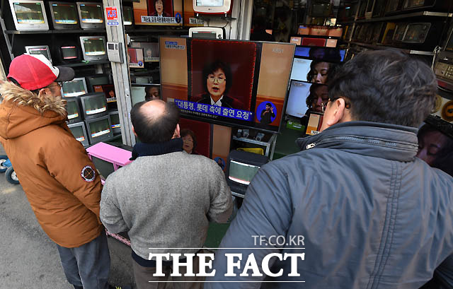 헌법재판소가 10일 오전 11시 재판관 8명 전원일치로 박근혜 대통령의 탄핵심판을 인용한 가운데 서울 황학동 벼룩시장 상인들이 TV중계를 관심있게 지켜보고 있다.