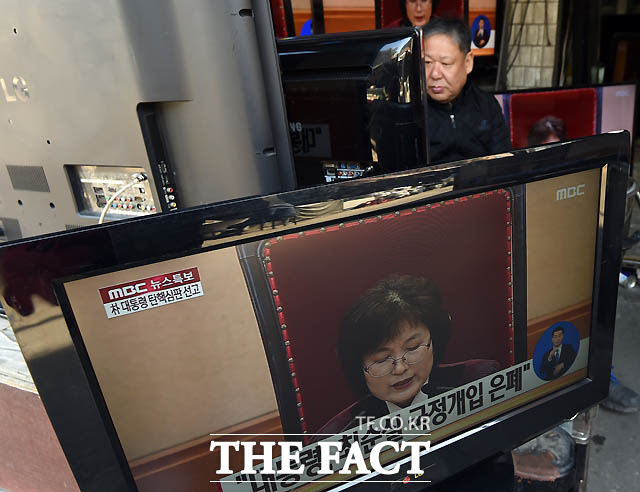 헌법재판소가 10일 오전 11시 재판관 8명 전원일치로 박근혜 대통령의 탄핵심판을 인용한 가운데 서울 황학동 벼룩시장 상인들이 TV중계를 관심있게 지켜보고 있다.