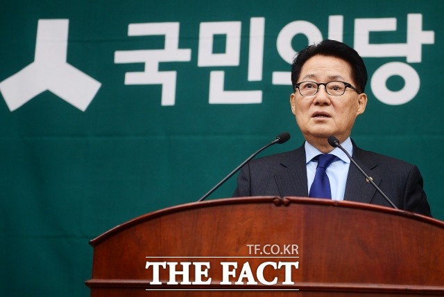 국민의당 의원총회가 1월 24일 오전 서울 여의도 국회의사당에서 열린 가운데 박지원 대표가 모두발언을 하고 있다./배정한 기자