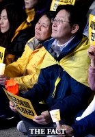 [TF포토] 세월호 유가족과 촛불집회 참석한 이재명 성남시장