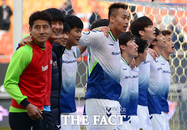 전북이 2-0으로 수원을 물리친 가운데 경기 종료 후 선수들이 서포터즈 앞에서 세리머니를 하고 있다.