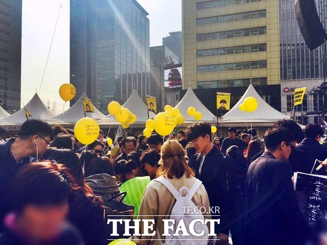 11일 광화문광장에 모인 시민들이 안전한 나라에서 살고싶어요라는 내용이 적힌 노란풍선을 들고 축제분위기를 즐기고 있다. /광화문=서민지 기자