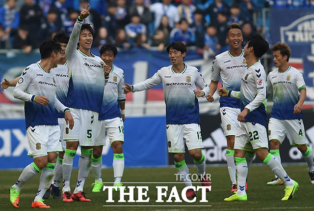 전북 이재성이 팀 두번째 골을 성공시키고 환호하고 있다.