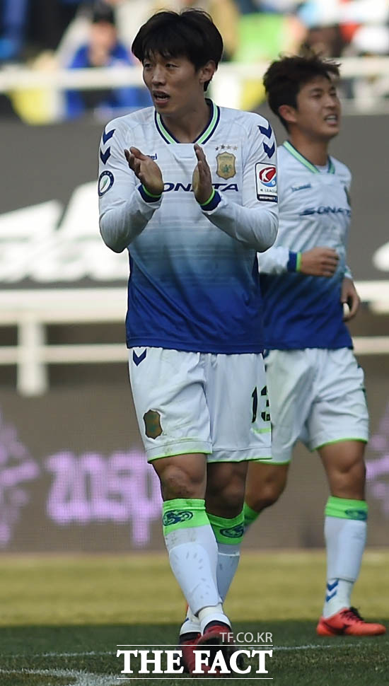 전북현대 김보경이 전반 페널티킥을 성공시킨 뒤 박수를 치며 기뻐하고 있다.