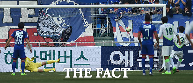 전북현대 김보경이 전반 페널티킥을 성공시키고 있다.