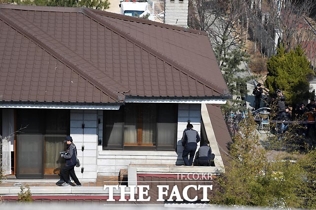 박근혜 전 대통령이 청와대 관저에 머물고 있는 11일 서울 삼성동 박 전 대통령 사저에 TV 등 통신 선로가 설치되고 있다. /사진공동취재단