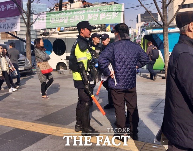 11일 박근혜 정권 퇴진 비상 국민행동(퇴진행동)이 사실상 마지막 집회인 20차 범국민행동의 날 집회를 연 가운데, 세종문화회관 앞에서 태극기집회 참가자와 경찰이 대치하고 있다. /광화문=서민지 기자