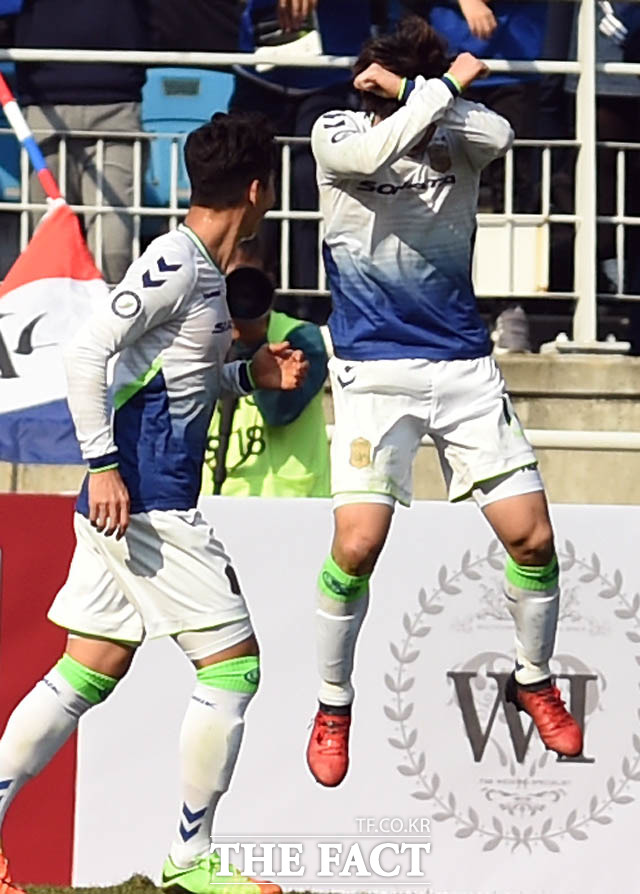 전북현대 김보경이 전반 페널티킥을 성공시킨 뒤 세리머니를 하고 있다.
