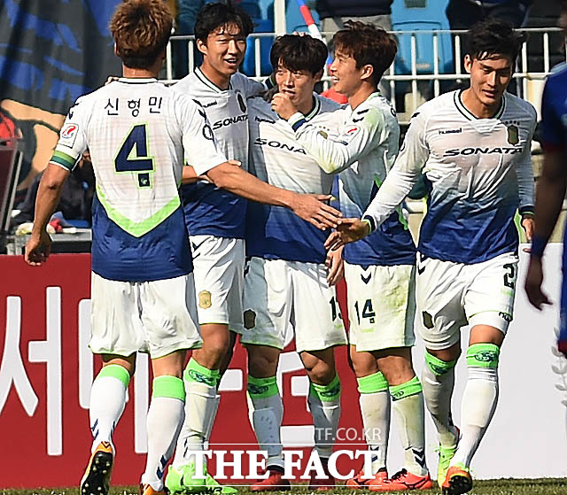 전북현대 김보경이 전반 페널티킥을 성공시킨 뒤 동료들과 기뻐하고 있다.