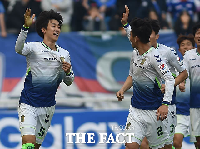 전북 이재성이 팀 두번째 골을 성공시키고 하이파이브를 나누고 있다.