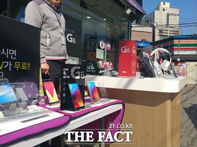 LG전자는 박근혜 전 대통령의 파면 선고가 있었던 지난 10일 이동통신 3사를 통해 프리미엄 스마트폰 신제품 G6를 출시했다. /이성락 기자