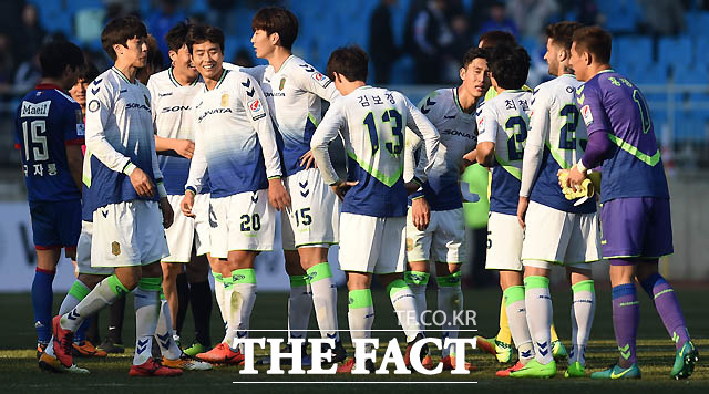 전북이 2-0으로 수원을 물리친 가운데 경기 종료 후 선수들이 하이파이브를 나누며 기뻐하고 있다.