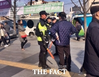  [TF현장] '촛불 축제' 구경한 '태극기'의 서러움 